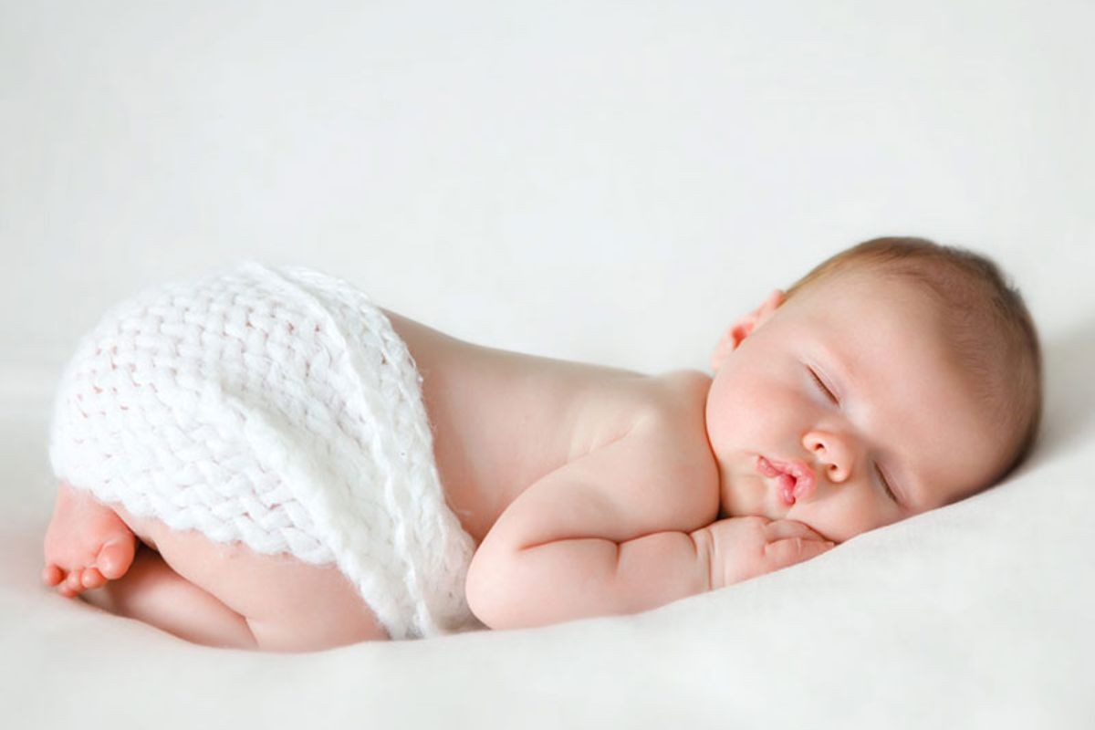 Tư thế ngủ của trẻ sơ sinh theo tháng phù hợp: Không phải cứ nằm nghiêng mới đúng