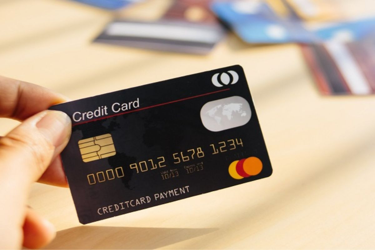Thẻ tín dụng dành cho người trên 18 tuổi và có khả năng đáp ứng các yêu cầu về tài chính