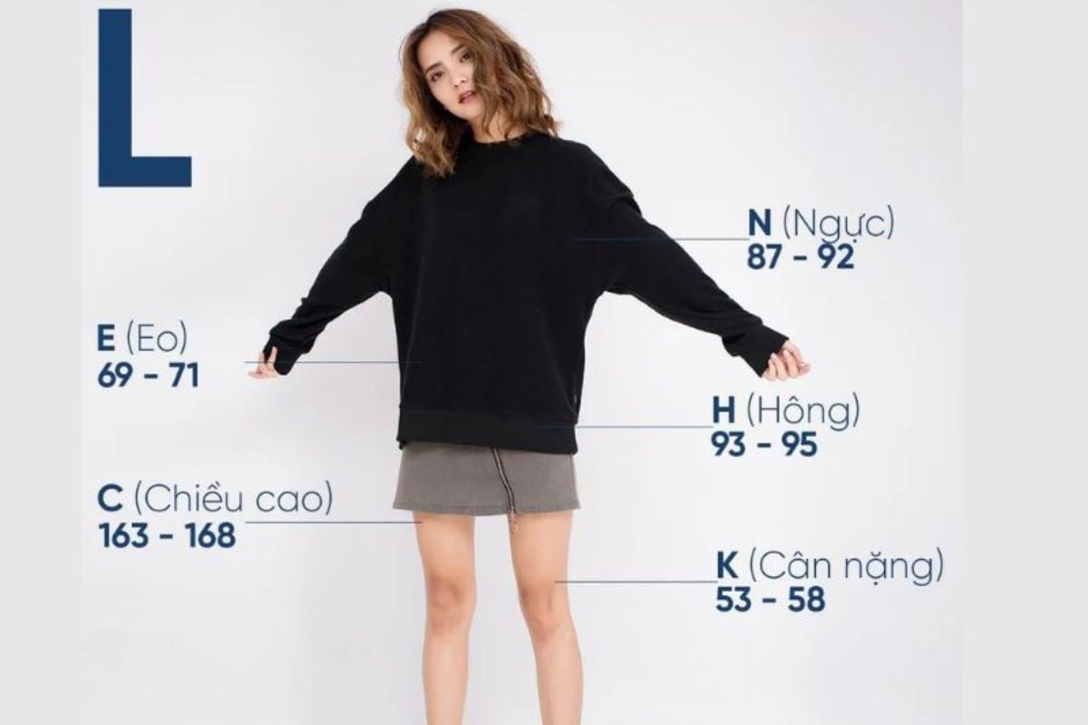 Thử áo trước khi mua để đảm bảo áo size L vừa vặn với bạn