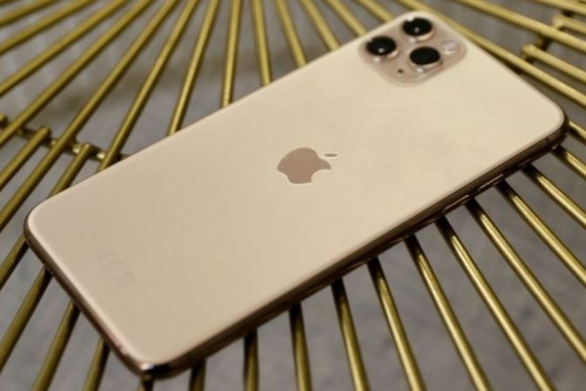 iPhone 11 Pro Max màu vàng có khuyết điểm là dễ bám bẩn và bám dấu vân tay