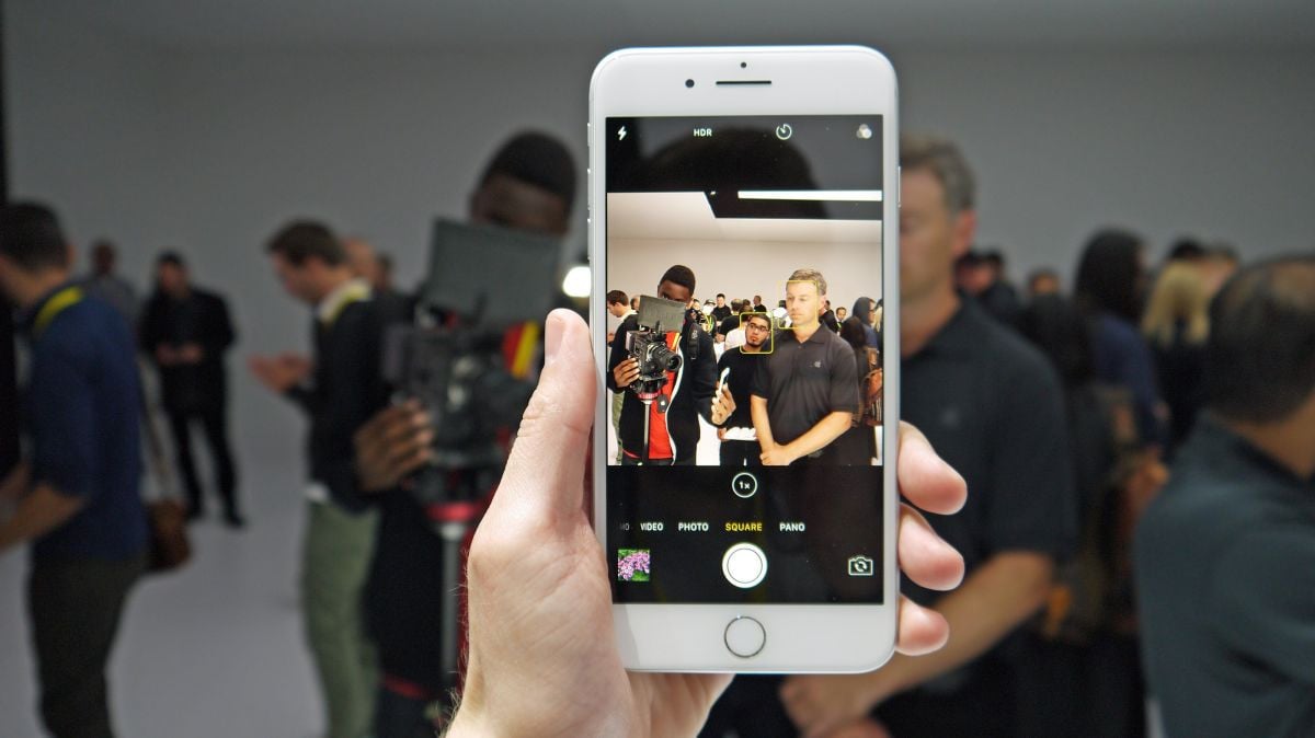iPhone 7 Plus là chiếc smartphone đầu tiên được trang bị camera kép độc đáo