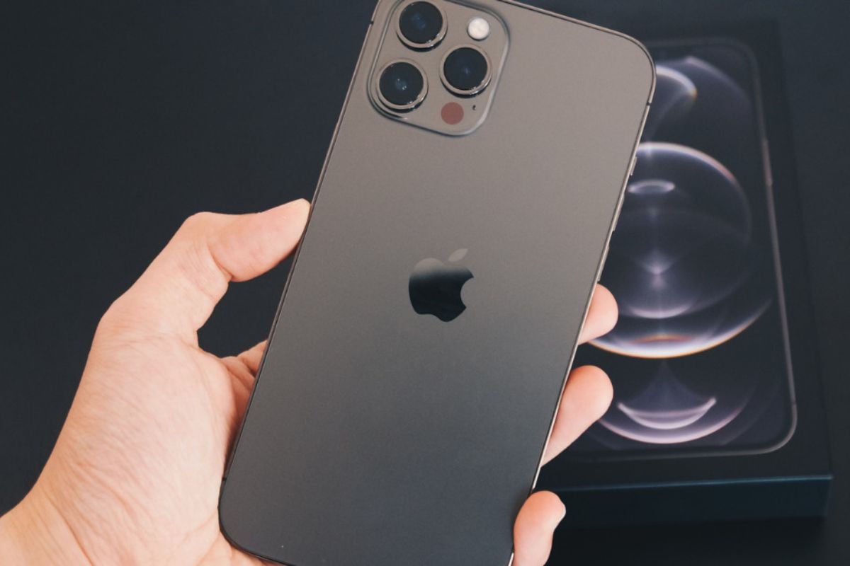 Chiếc iPhone 12 Pro Max màu đen sẽ phù hợp với người mang mệnh Mộc hoặc mệnh Thủy