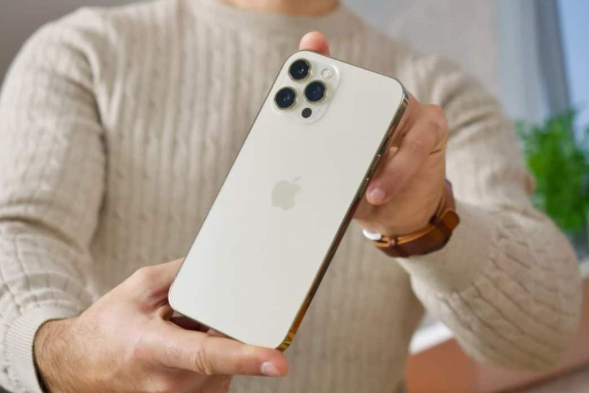 Phiên bản iPhone 12 Pro Max màu bạc mang lại cảm giác thanh lịch và tao nhã