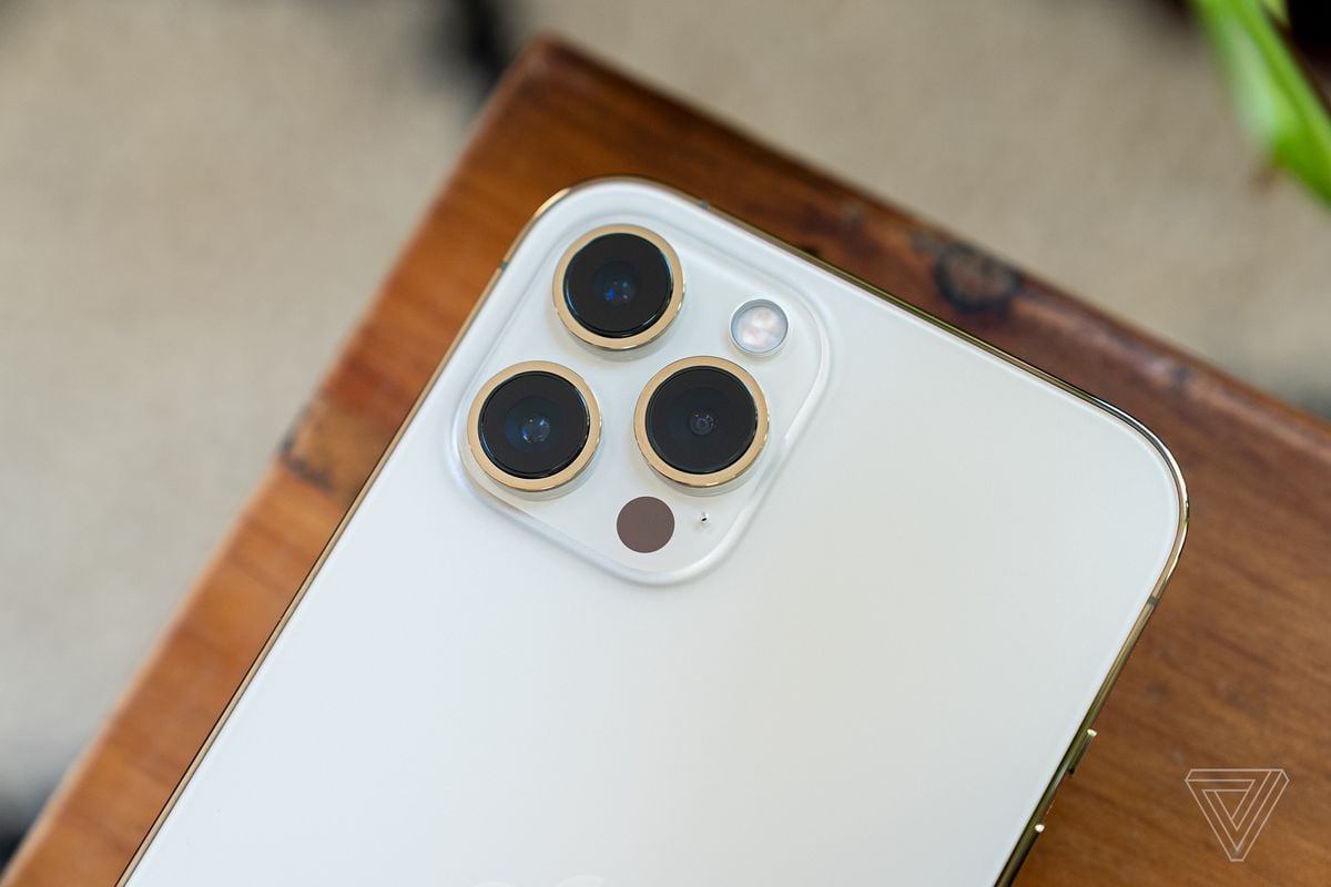 iPhone 12 Pro Max được trang bị ba camera sau có độ phân giải 12MP cùng cảm biến LiDAR