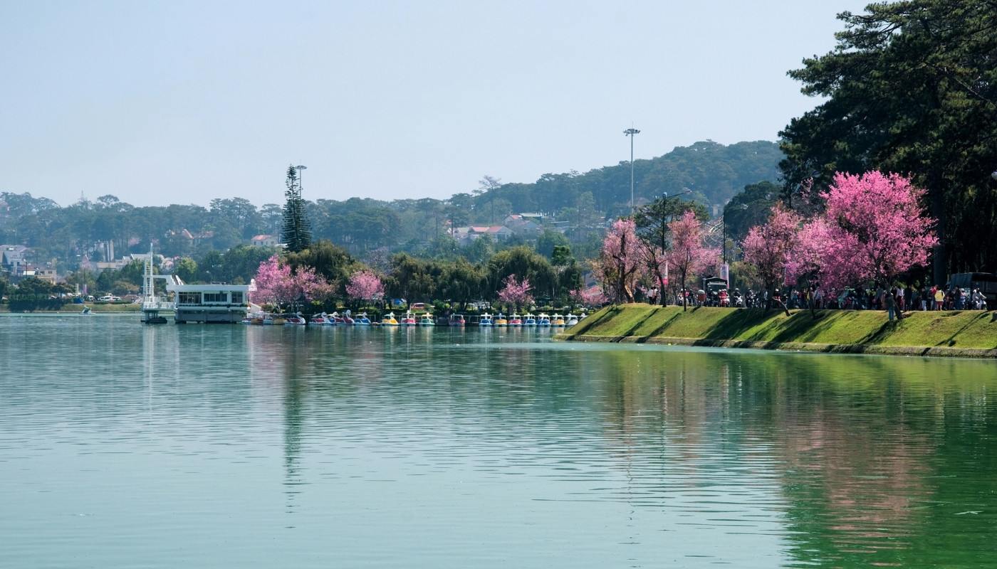 Hồ Xuân Hương có độ sâu 1,5m, thích hợp cho các hoạt động chèo thuyền, đạp vịt