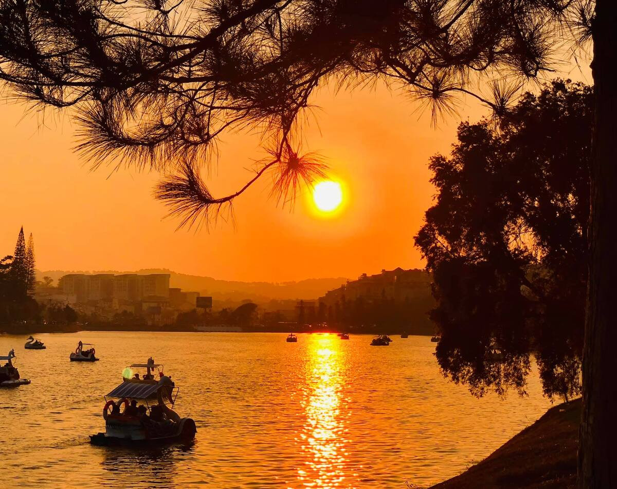 Thời điểm thích hợp để đi dạo hồ Xuân Hương là vào sáng sớm hoặc chiều tối