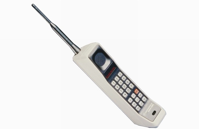 Chiếc điện thoại đầu tiên trên thế giới Motorola DynaTAC 8000X có giá khoảng 3.995 USD
