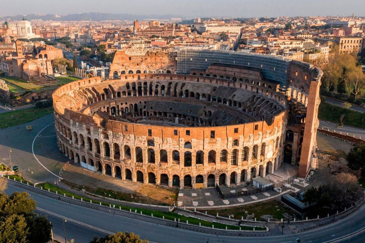 Colosseum là một cột mốc vĩ đại giữa thủ đô Rome