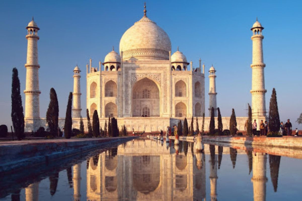 Taj Mahal tỏa sáng như một viên ngọc quý giữa lòng Agra
