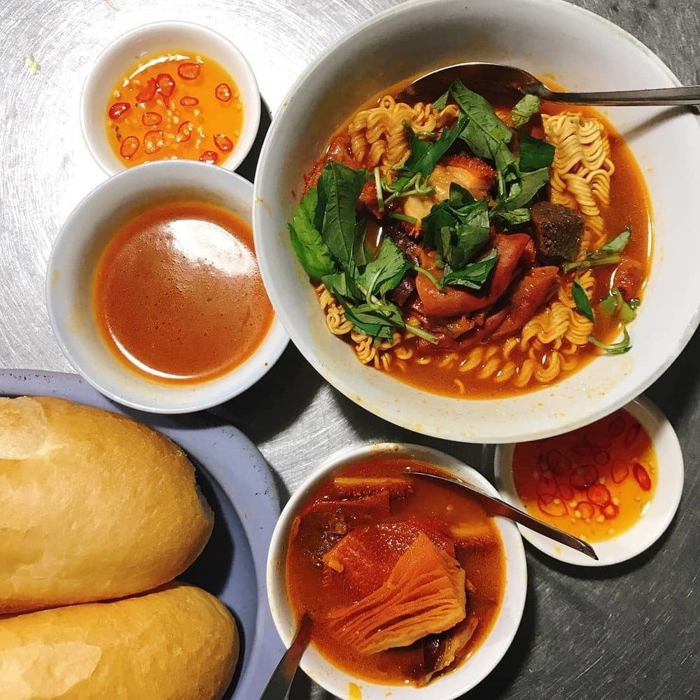Phá lấu Sài Gòn được chế biến từ các nguyên liệu như bao tử heo, bò, ăn kèm với bánh mì hoặc bún