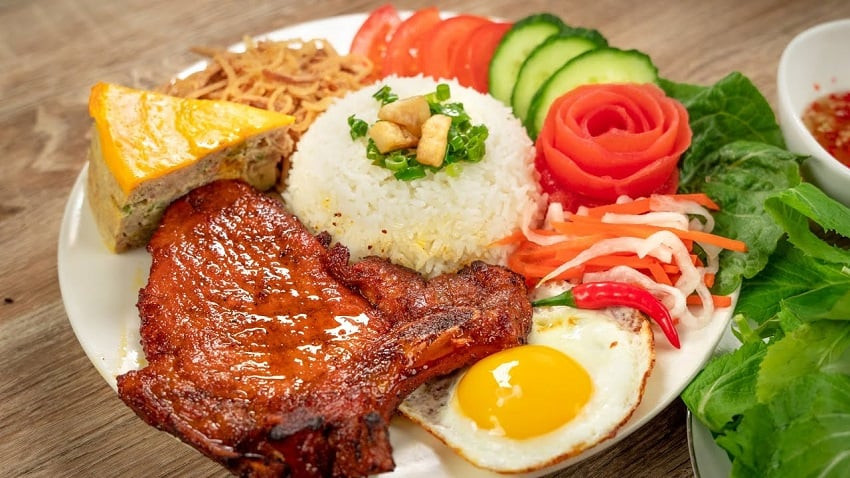 Cơm tấm Sài Gòn là món ăn dân dã nhưng không kém phần ngon miệng 