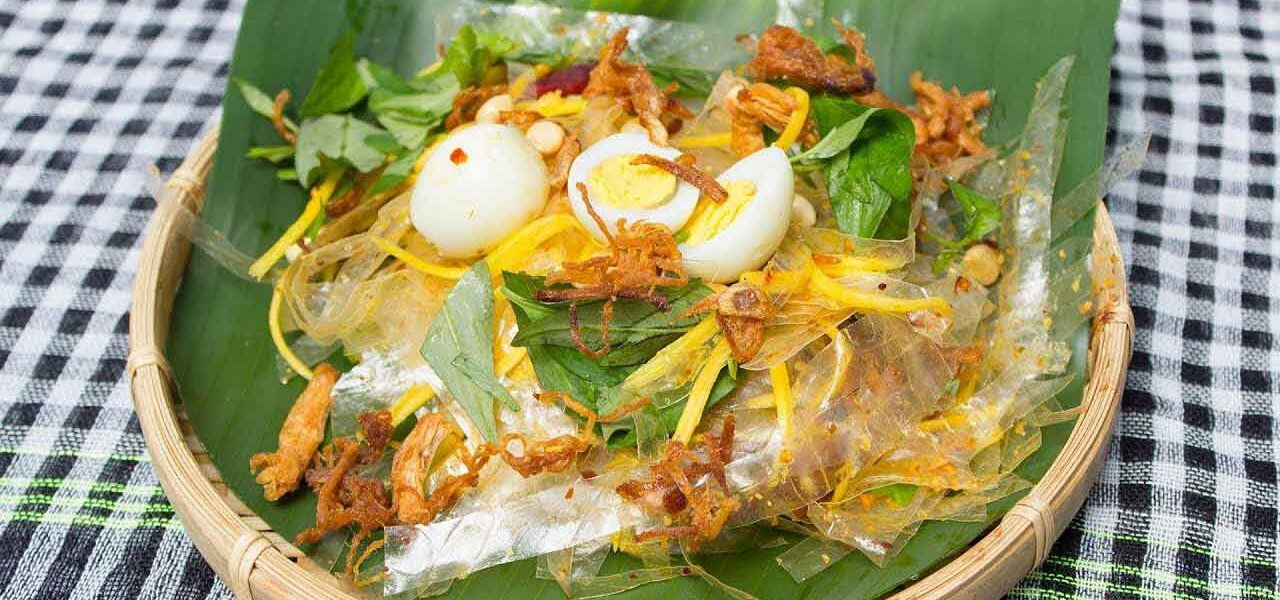 Món bánh tráng trộn Sài Gòn bao gồm bánh tráng, trứng cút, hành phi, xoài, muối tôm Tây Ninh,...