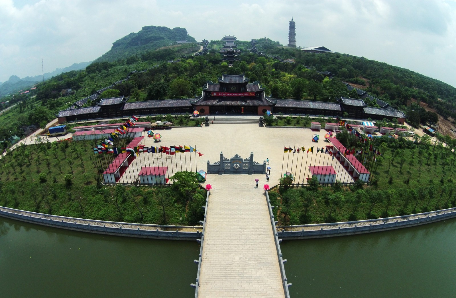 Chùa Bái Đính là ngôi chùa rộng nhất Việt Nam với diện tích 539 hecta và bao gồm 2 quần thể