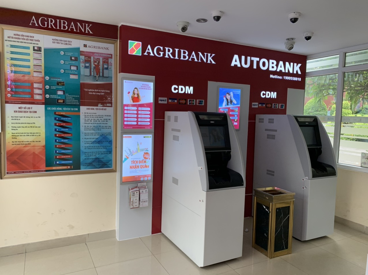 Đến máy CDM Agribank để đăng ký sử dụng dịch vụ Agribank E-Mobile Banking