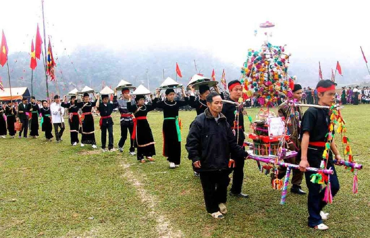 Lễ hội Lồng tồng là lễ hội truyền thống của dân tộc Tày, là dịp để mọi người quây quần bên nhau và thưởng thức mâm cỗ ấm cúng
