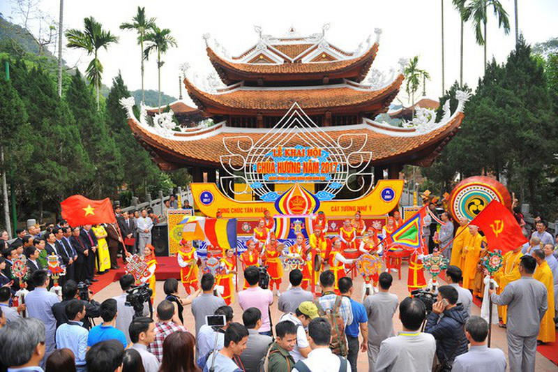 Lễ hội Chùa Hương là dịp để Phật tử từ các nơi trên đất nước tề tựu và dâng hương kính Phật 