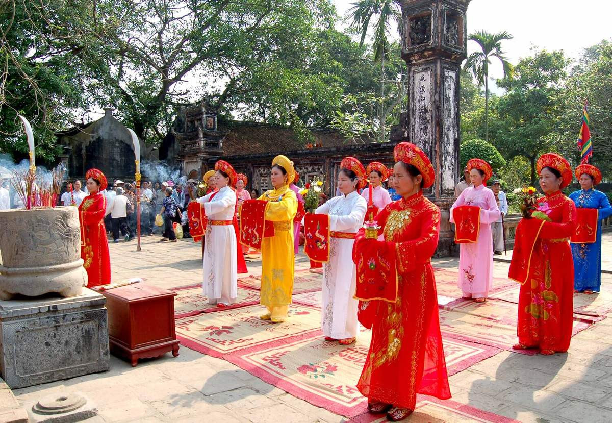 Lễ hội Hoa Lư là một trong những lễ hội truyền thống ở Việt Nam có ý nghĩa tôn vinh các sự kiện lịch sử
