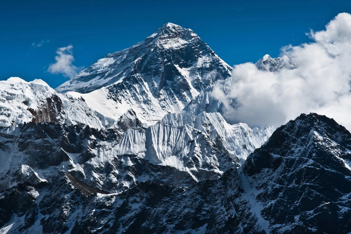 Everest nổi tiếng với vẻ đẹp hùng vĩ là đỉnh núi cao nhất thế giới