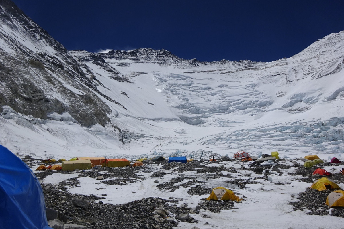 Lhotse trải dọc theo ranh giới giữa Nepal và Trung Quốc