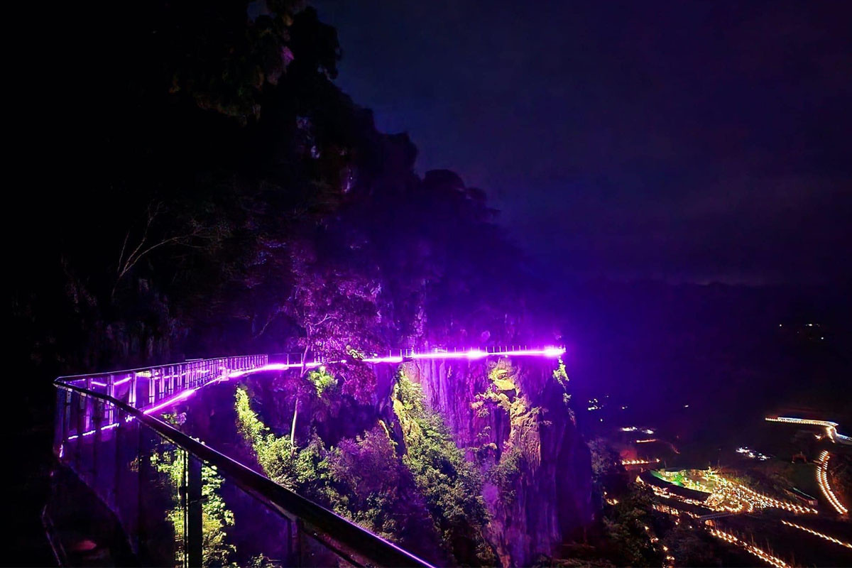 Lựa chọn ở lại resort Mộc Châu Island, bạn có thể chiêm ngưỡng cầu kính Bạch Long về đêm