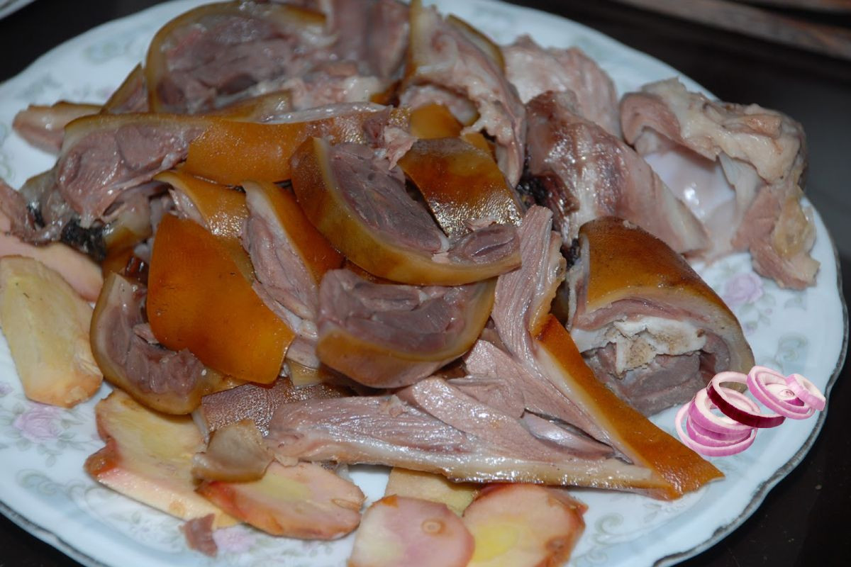 Thịt chó kỵ với nhiều thực phẩm như tỏi, hải sản, thịt gà và cá chép