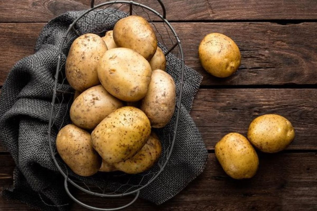 Đựng khoai tây trong túi lưới để bảo quản được lâu