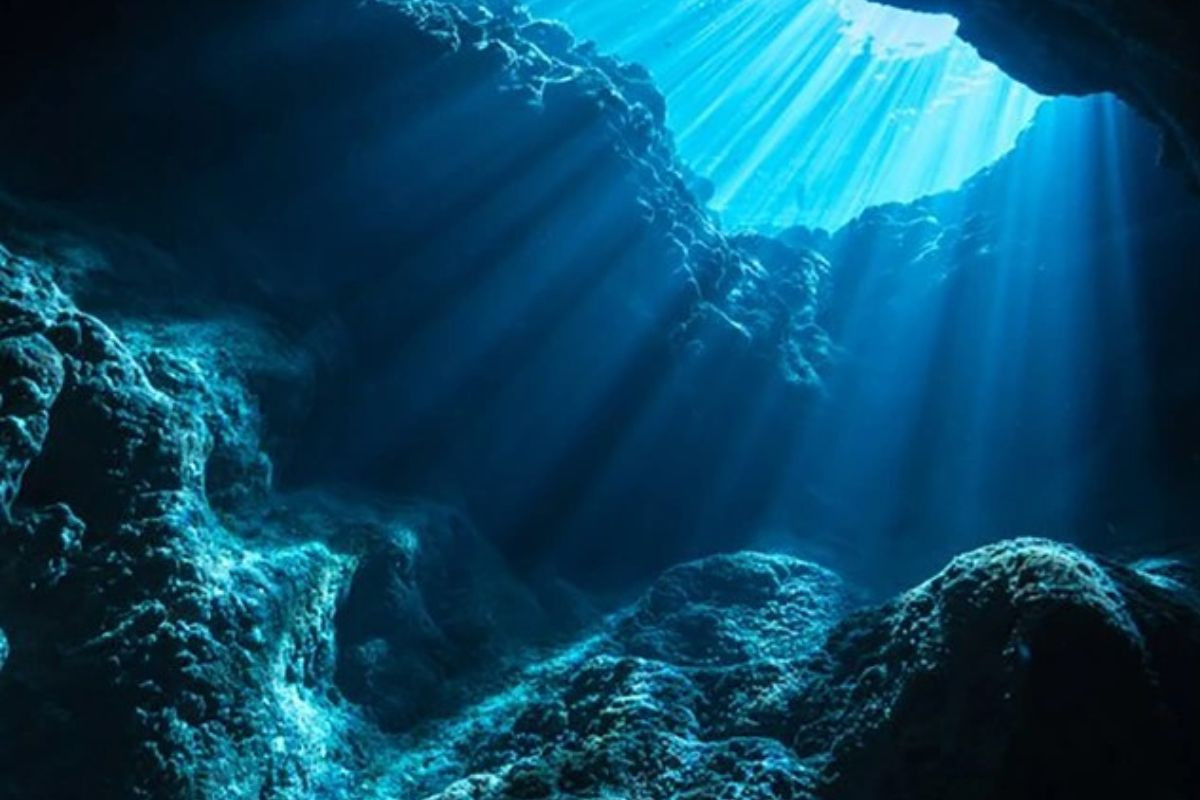 Đá và các trầm tích dưới đáy đại dương làm tăng độ mặn