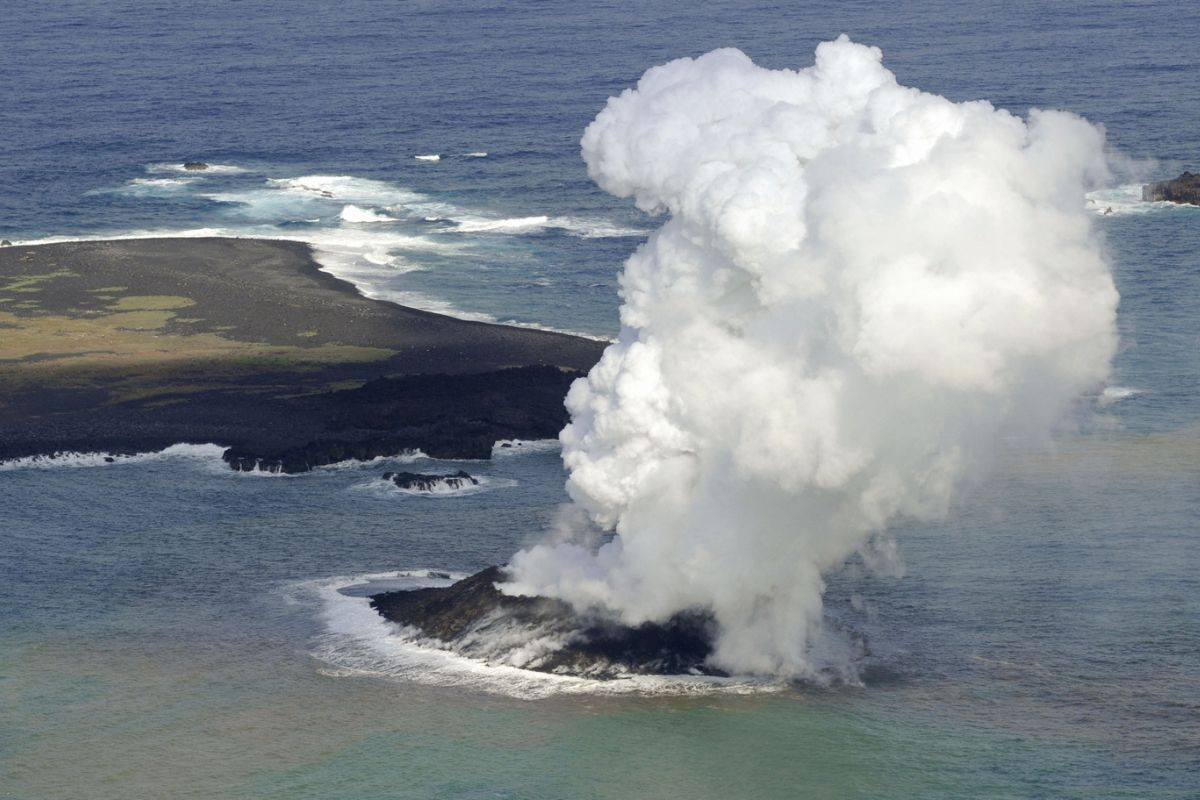 Núi lửa phun trào góp phần tạo nên độ mặn của biển