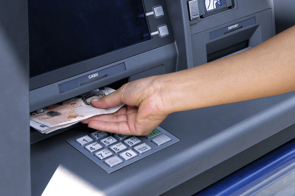 Sau 30 giây, nếu bạn không lấy tiền mặt ở khay nhận tiền thì máy ATM sẽ tự động nuốt tiền vào trong