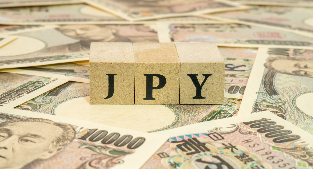 Lãi suất siêu thấp của Nhật Bản trái ngược với lãi suất cao nhất 23 năm tại Mỹ