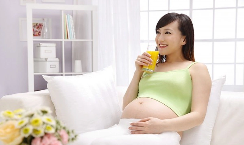 Bầu uống nước mía được không? Nước mía giúp giảm tỷ lệ dị tật bẩm sinh ở thai nhi