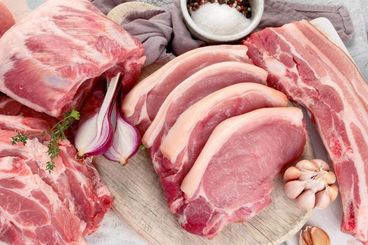 Thịt lợn ngon là loại có thớ rõ ràng, màu hồng nhạt