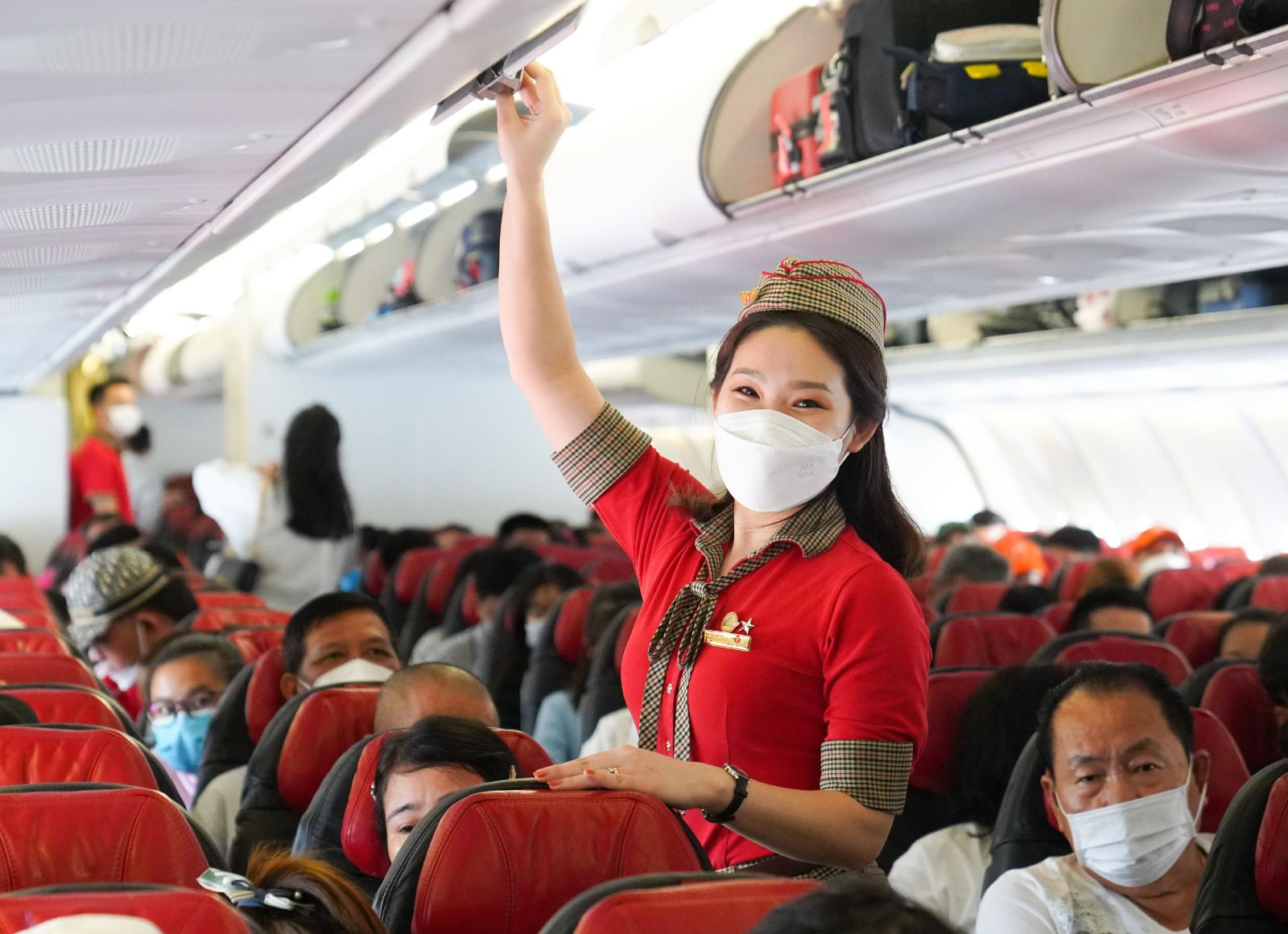 Tiếp viên Vietjet Air sẵn sàng hỗ trợ hành khách khi gặp bất kỳ vấn đề gì