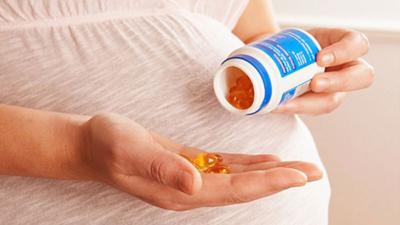 Phụ nữ mang thai uống vitamin E nhằm hỗ trợ sự phát triển của thai nhi