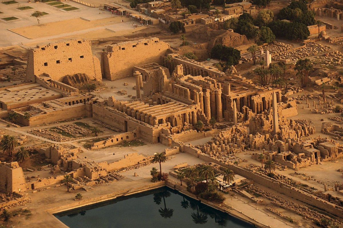 Đền Karnak là địa điểm thu hút nhiều khách du lịch bởi nét kiến trúc độc đáo