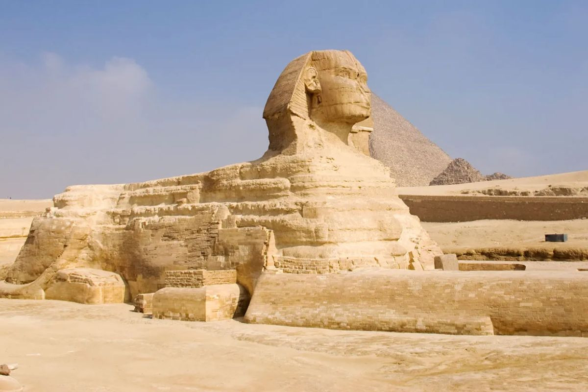 Một trong những công trình thuộc ​​loại hình kiến trúc tiêu biểu nhất của người Ai Cập cổ đại là tượng Nhân sư