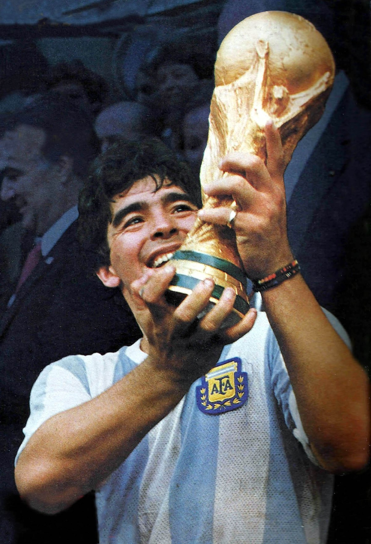  Diego Maradona nổi tiếng với bàn thắng bằng tay sai luật đầy tranh cãi