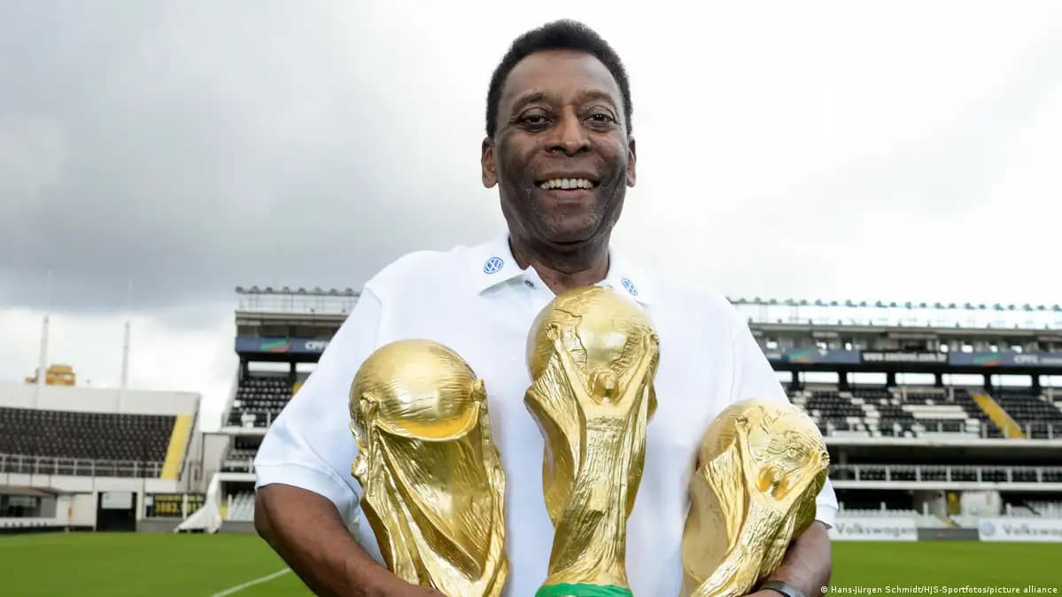 Pele là cầu thủ duy nhất đạt cúp World Cup 3 lần cùng Brazil 