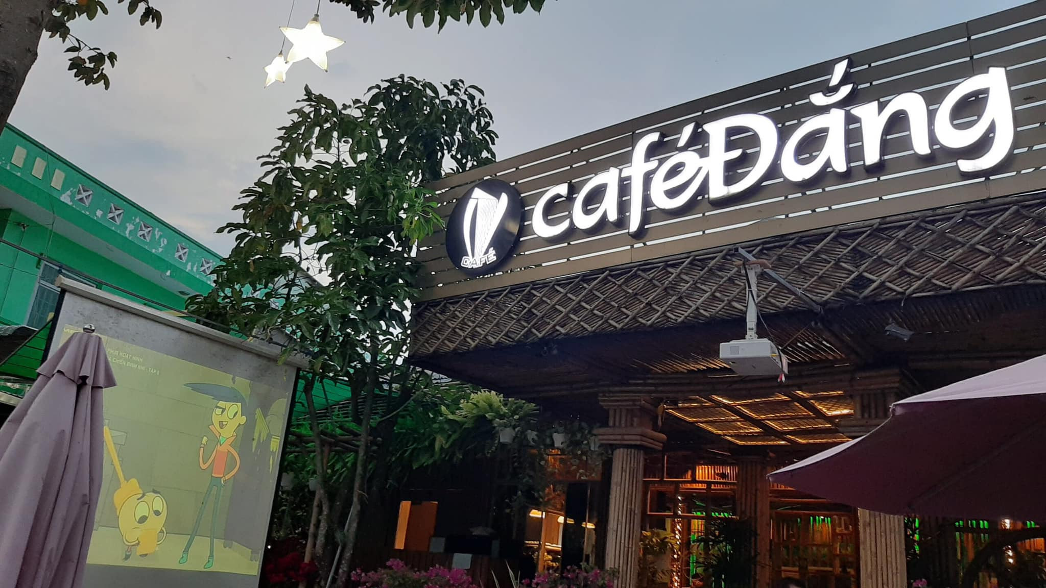 Café Đắng sử dụng những hạt cà phê tươi ngon và được pha chế kỹ lưỡng 