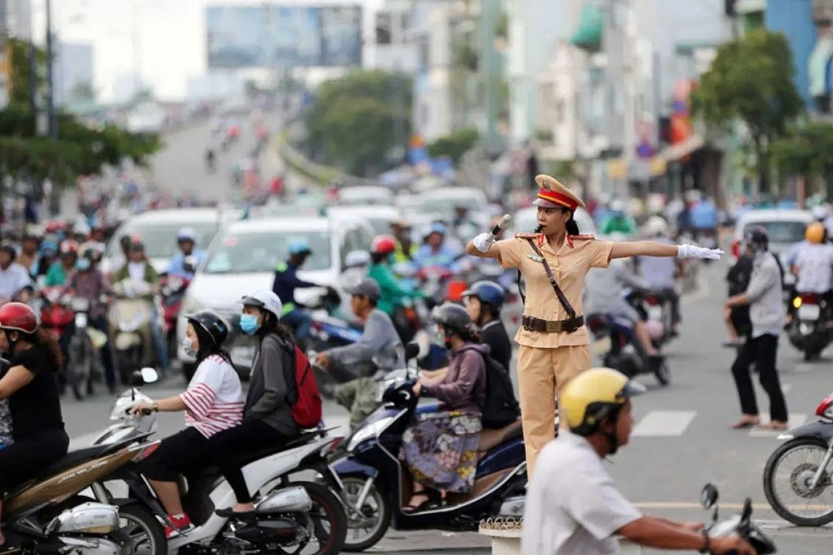 Người tham gia giao thông phải tuân theo hiệu lệnh chỉ dẫn của các lực lượng chức năng