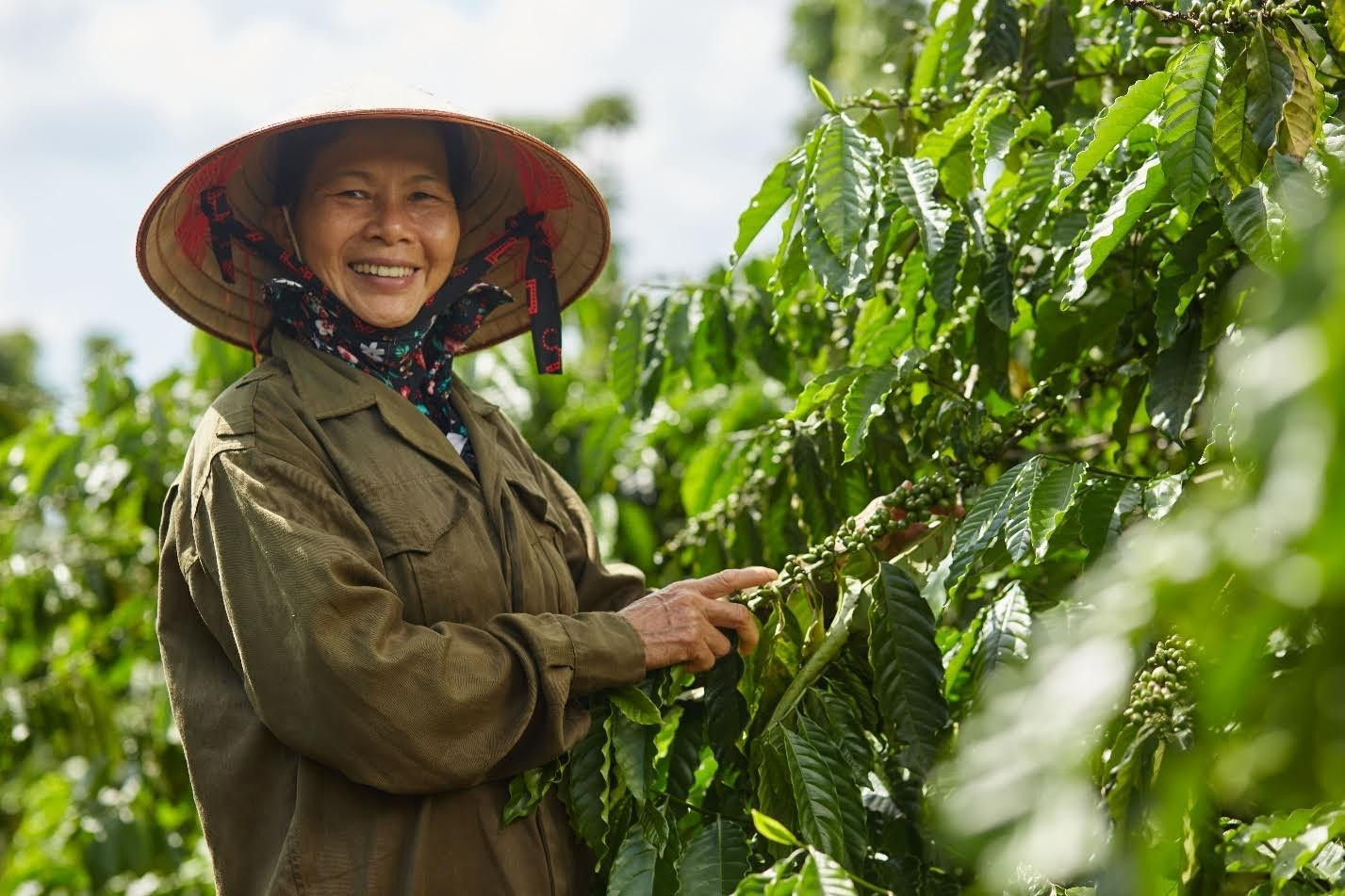 Người mẹ làm nông lúc nào cũng tảo tần, chịu khó