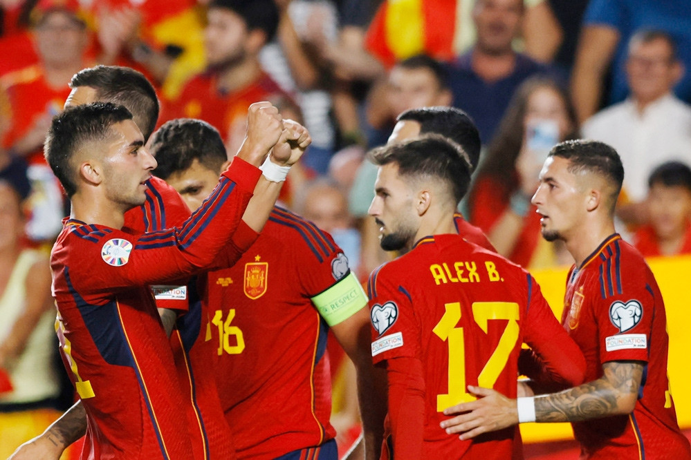 Tây Ban Nha ghi nhiều dấu ấn trong lịch sử bóng đá với 3 lần nâng cúp vô địch EURO vào năm 1964, 2008, 2012