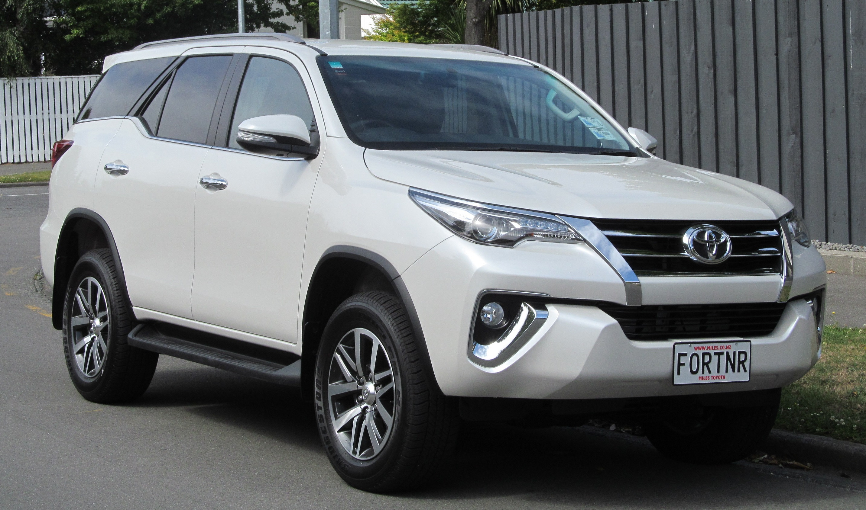 Toyota Fortuner sở hữu ngoại hình cá tính, đồ sộ