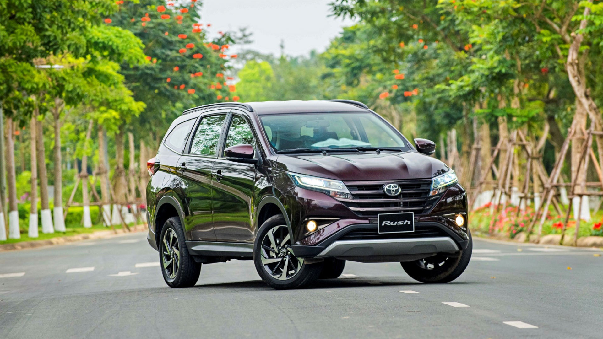 Ngoại hình của Toyota Rush có phần nghiêng về SUV hơn MPV