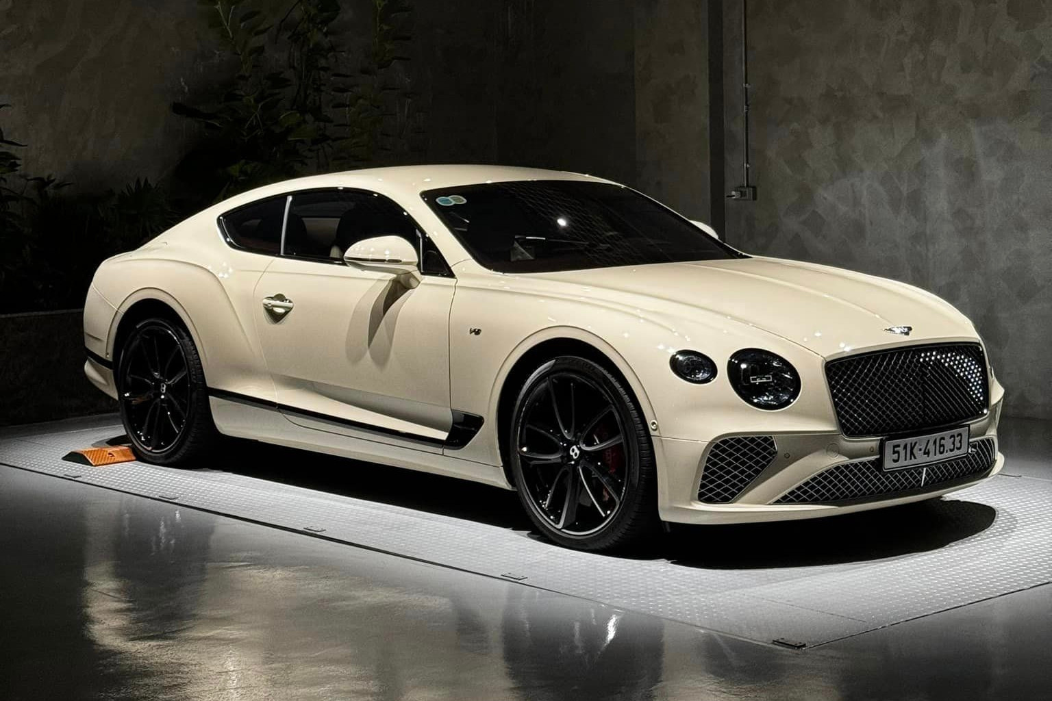 Đặc điểm nhận diện của hãng Bentley đó là logo hình chữ B có cánh xung quanh 