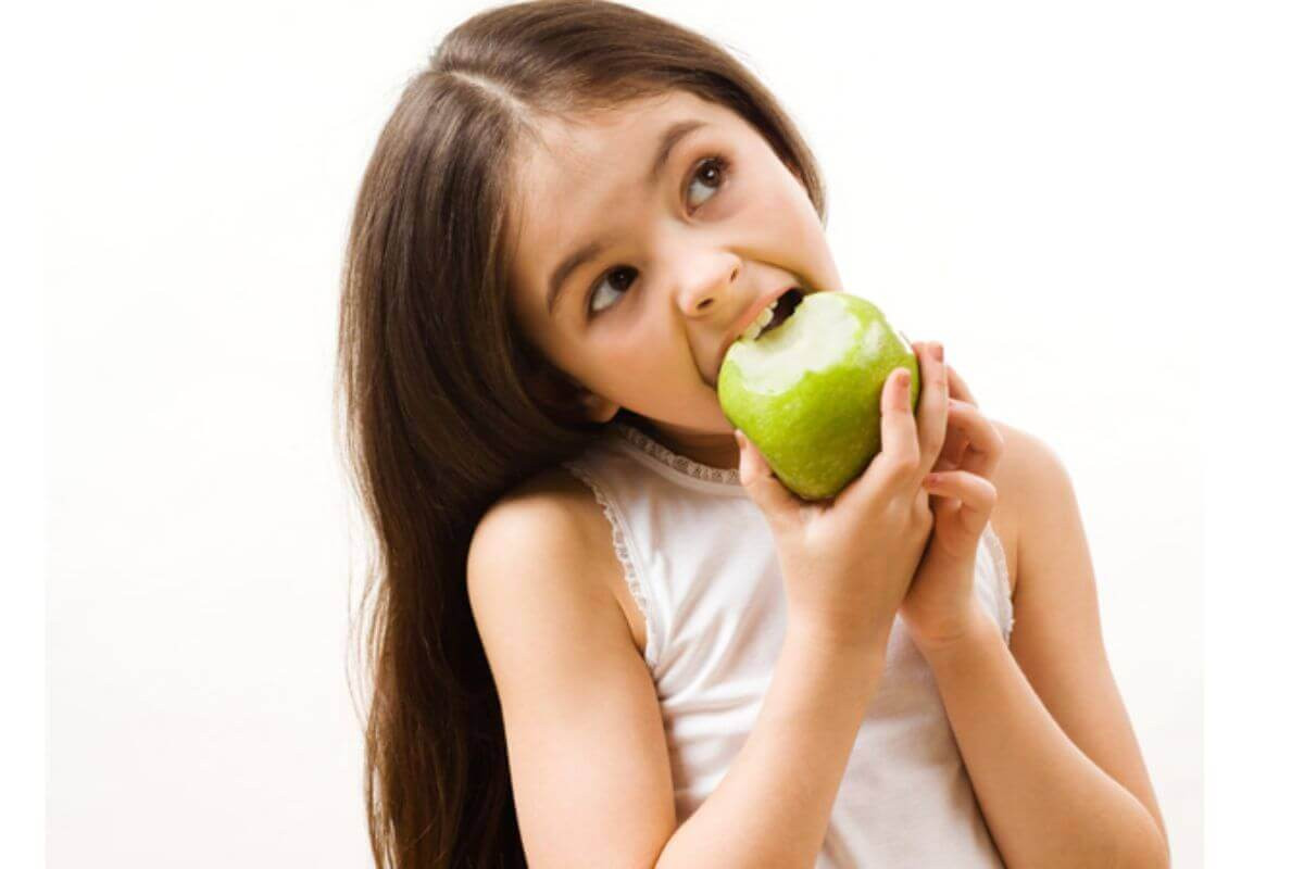 Trong táo có chứa chất xơ và flavonoid giúp tăng cường sức khỏe tim mạch