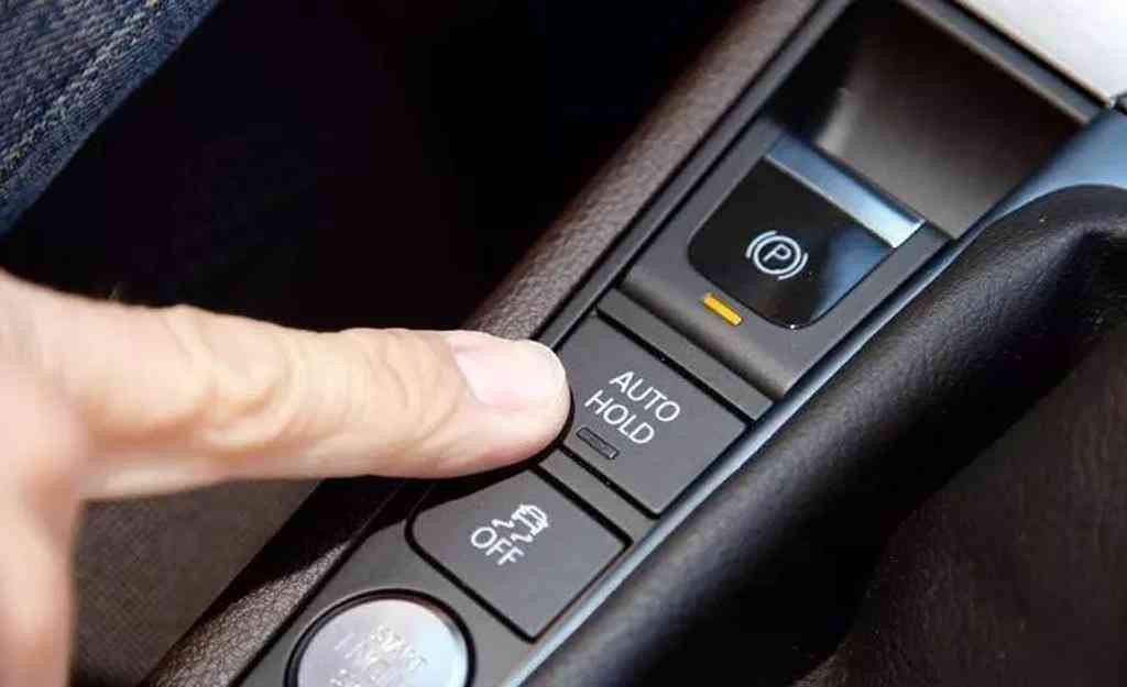 Auto Hold giữ cho xe ổn định khi dừng ở đèn đỏ hoặc trong tình huống tắc đường