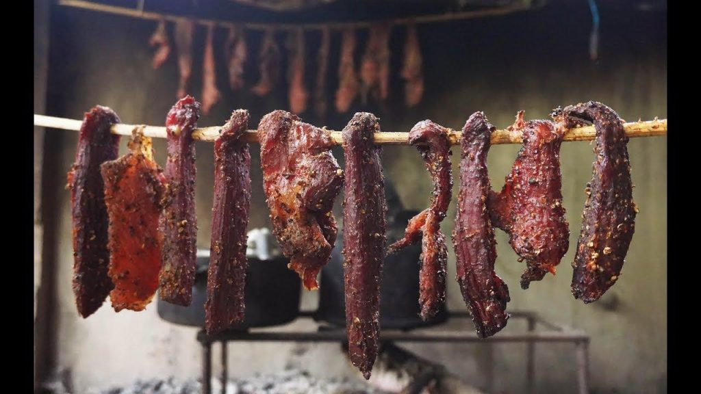 Thịt sau khi ướp được treo lên gác bếp, hun khói từ than củi và các loại lá cây rừng