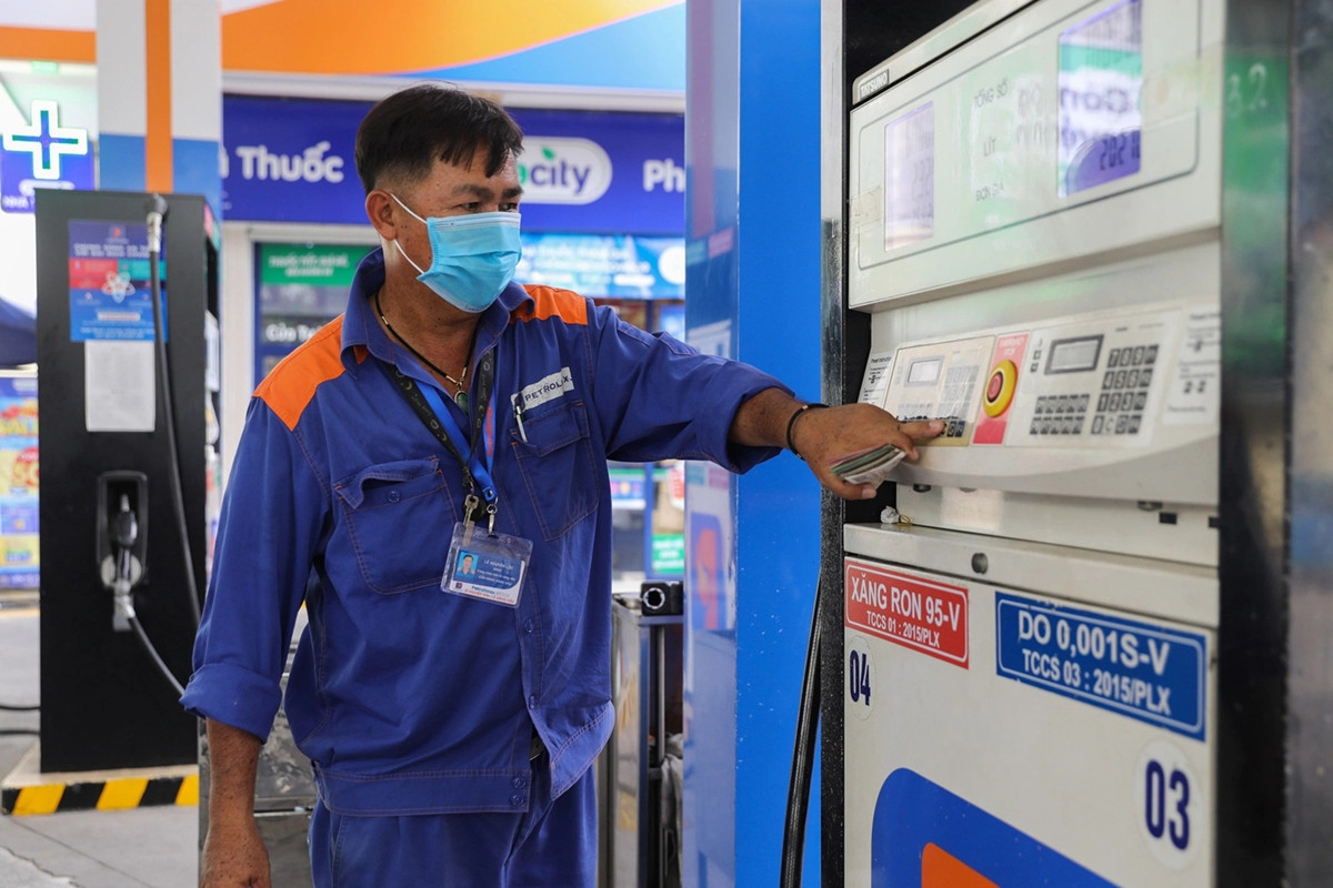 Giá xăng dầu hôm nay ngày 31/5: Giá xăng dầu tại thị trường Việt Nam liên tục giảm mạnh
