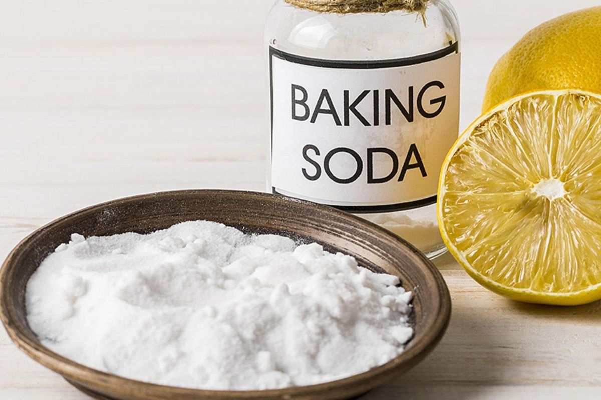 Sử dụng Baking Soda là cách trị thâm kim trên áo trắng đi học